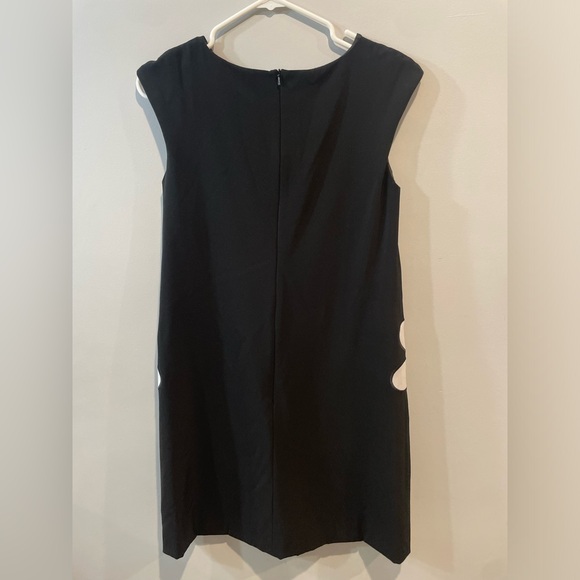 Moschino Daisy Pocket Dress - Picture 6 of 11